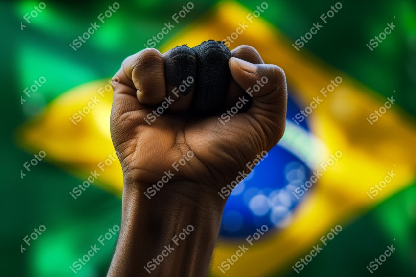 Uma imagem poderosa com um punho preto levantado ao fundo a bandeira do brasil, Gerado com IA (19)