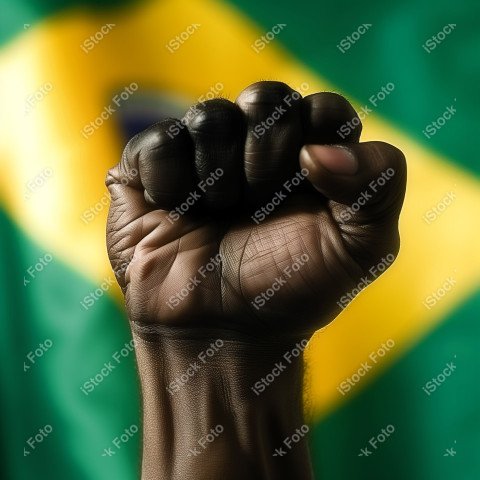 Uma imagem poderosa com um punho preto levantado ao fundo a bandeira do brasil, Gerado com IA (22)
